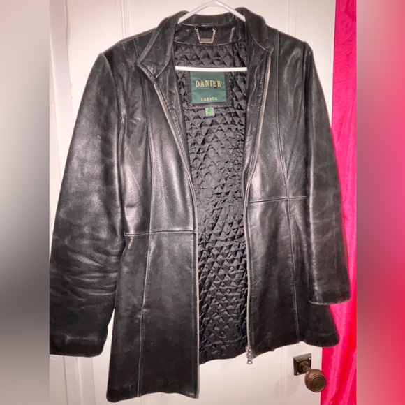 Danier Vintage Women’s Black Leather Jacket - Small Petite - Picture 4 of 5
